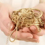 Wie Familienschmuck zu verstecktem Gold wird: Ein Leitfaden zur Bewertung von Vintage-Schmuck zu Hause